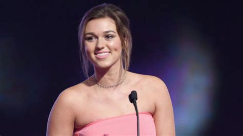 Sadie Robertson Celebrates Tropical Honeymoon With Swimsuit。